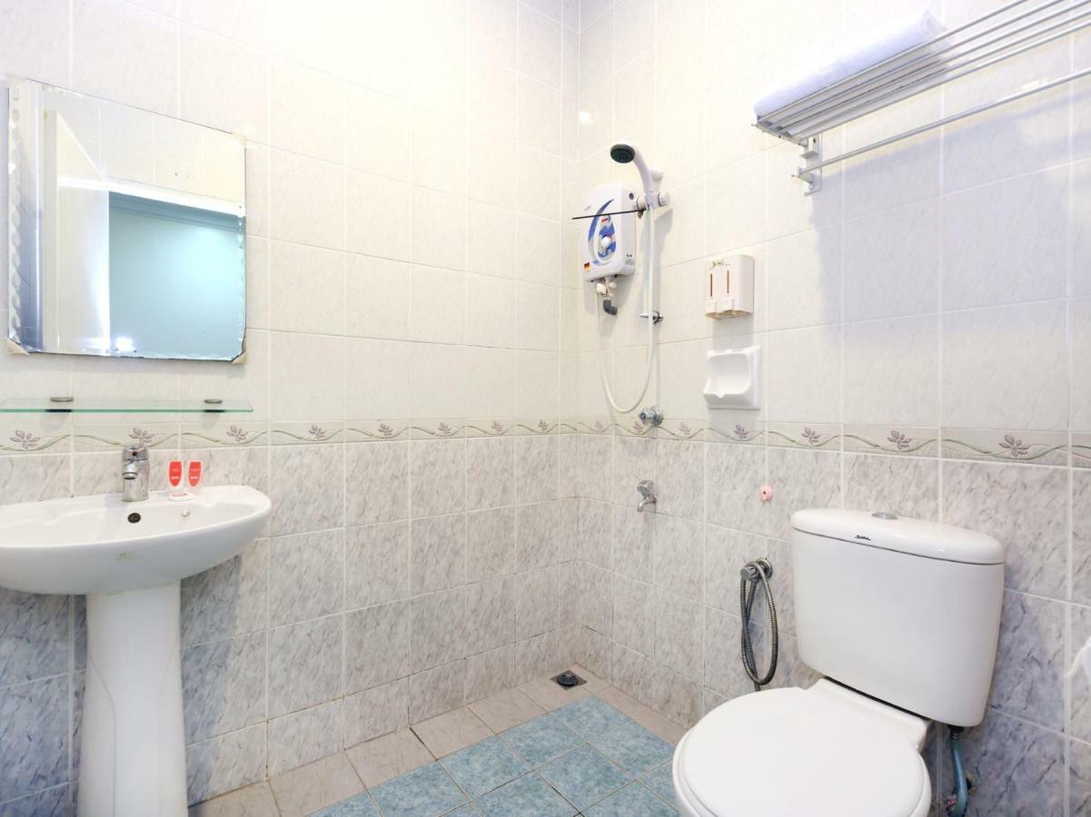 Oyo 750 Comfort Hotel Кота Кинабалу Екстериор снимка